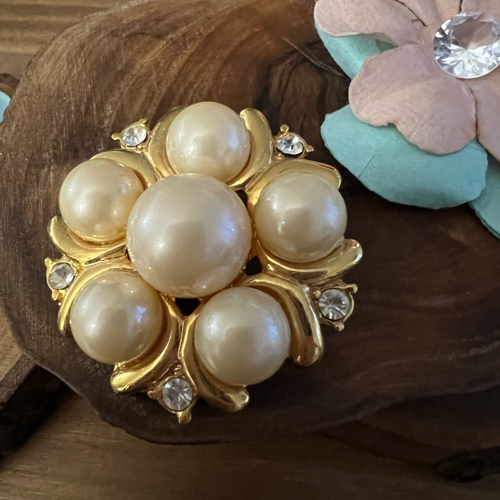 Antique brooche. Heavy solid